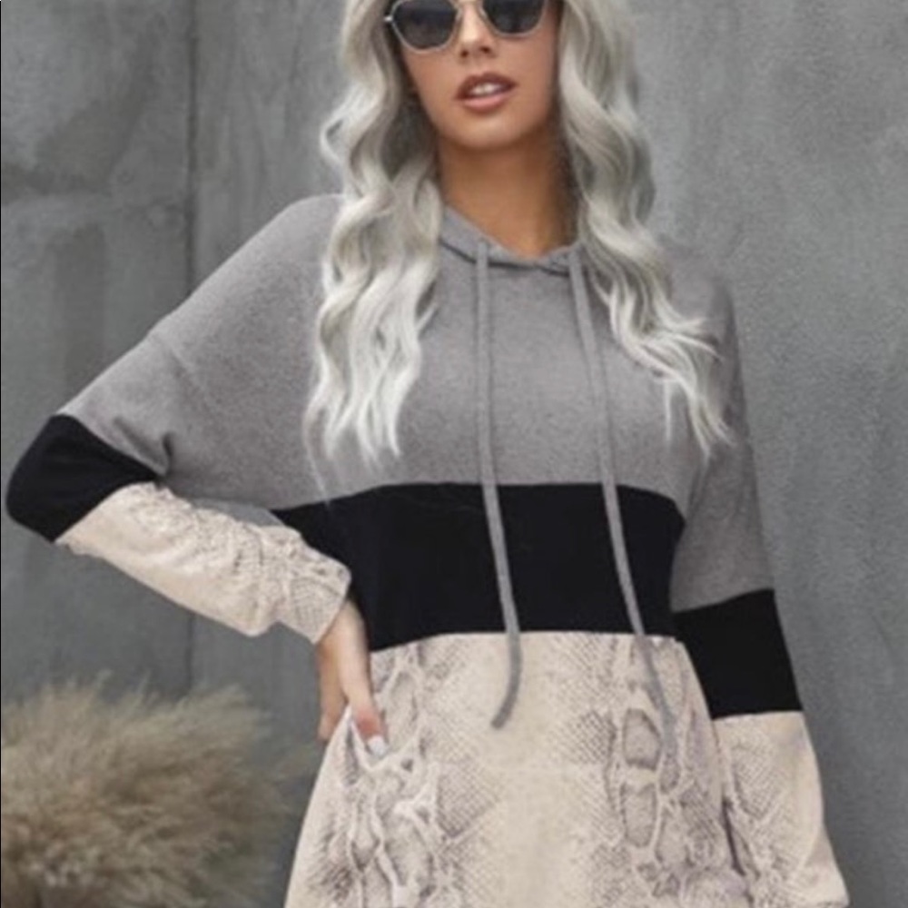 Tracies XL long light weight hoodie. Multi color and snake print.